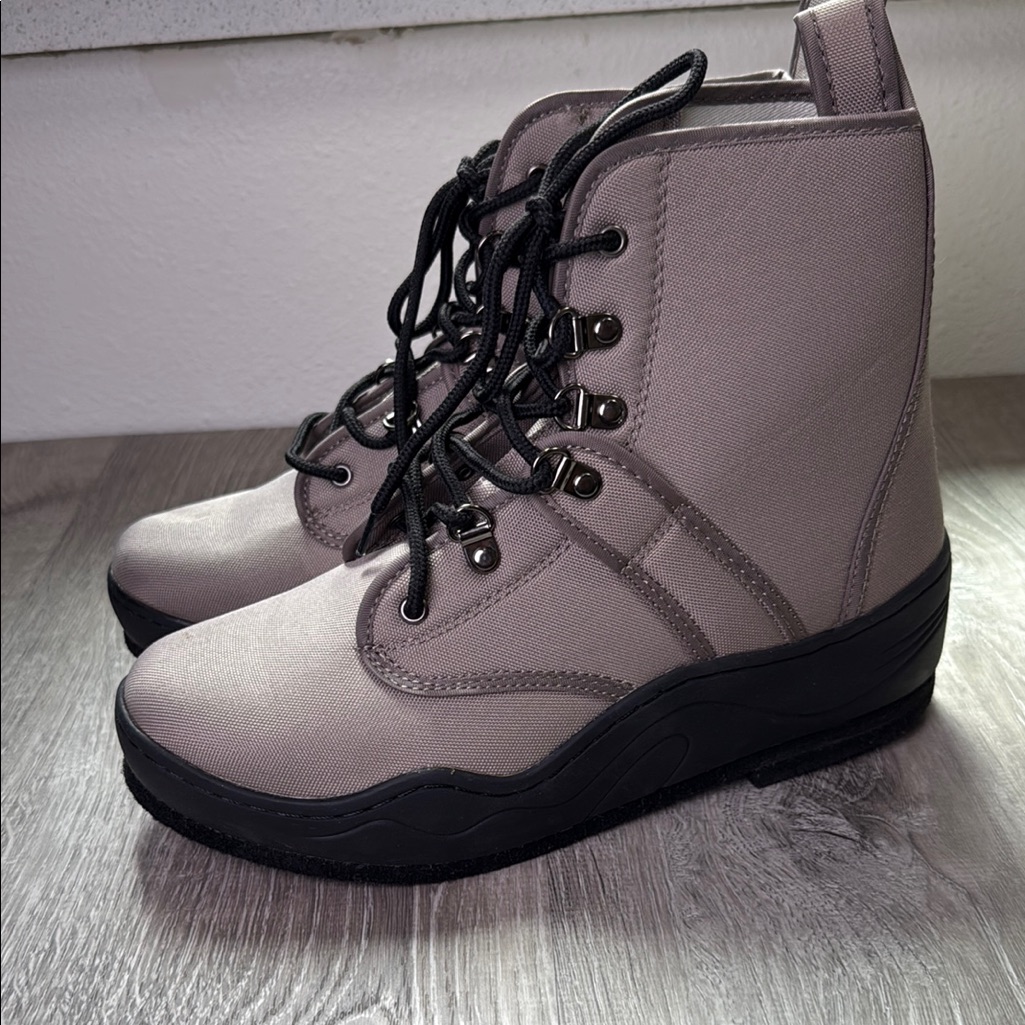 Gray And Black Wading Fishing Gear Boots With Felt Soles
